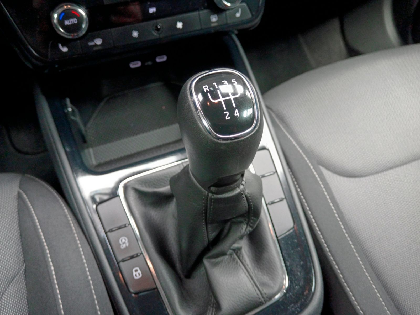 Škoda Fabia 1.0 TSI Selection - foto 15