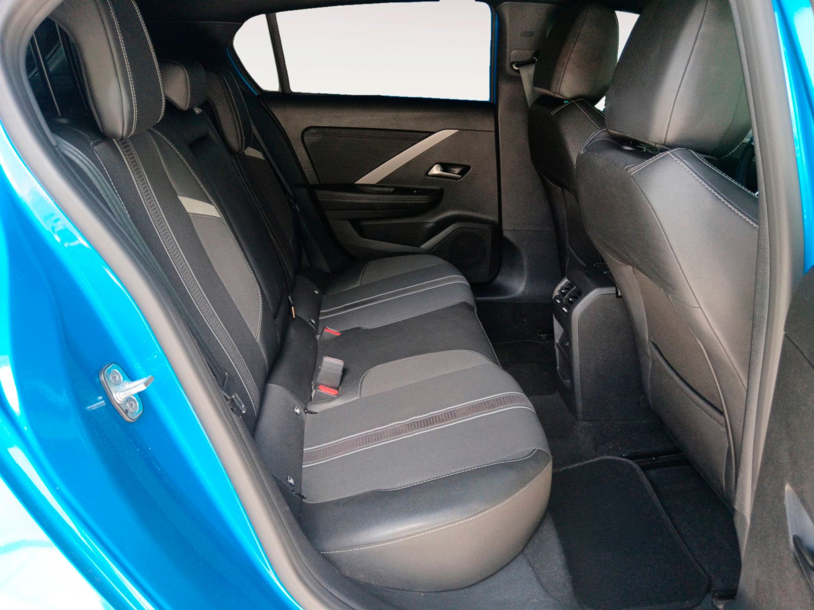 Opel Astra 1.2 Turbo XHT GS - foto 12