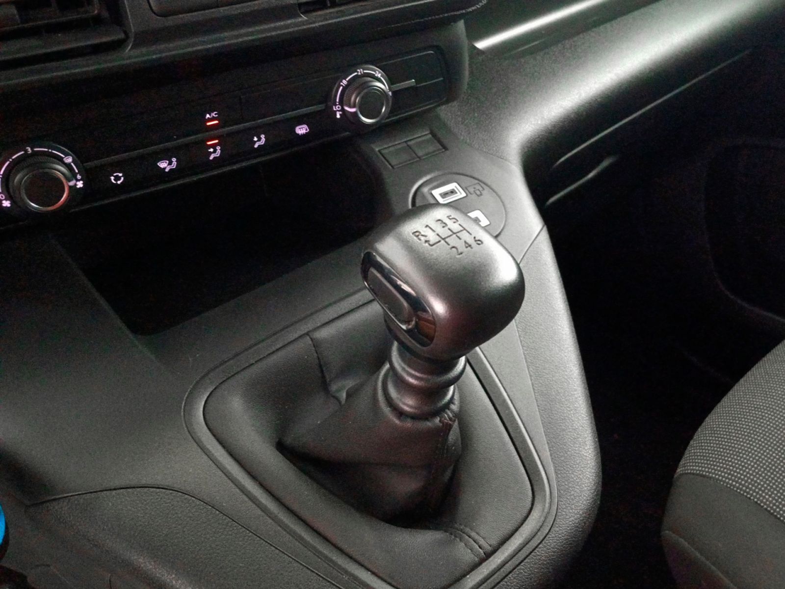 Peugeot Partner Furgon BlueHDi 100 Standard 600kg - foto 15
