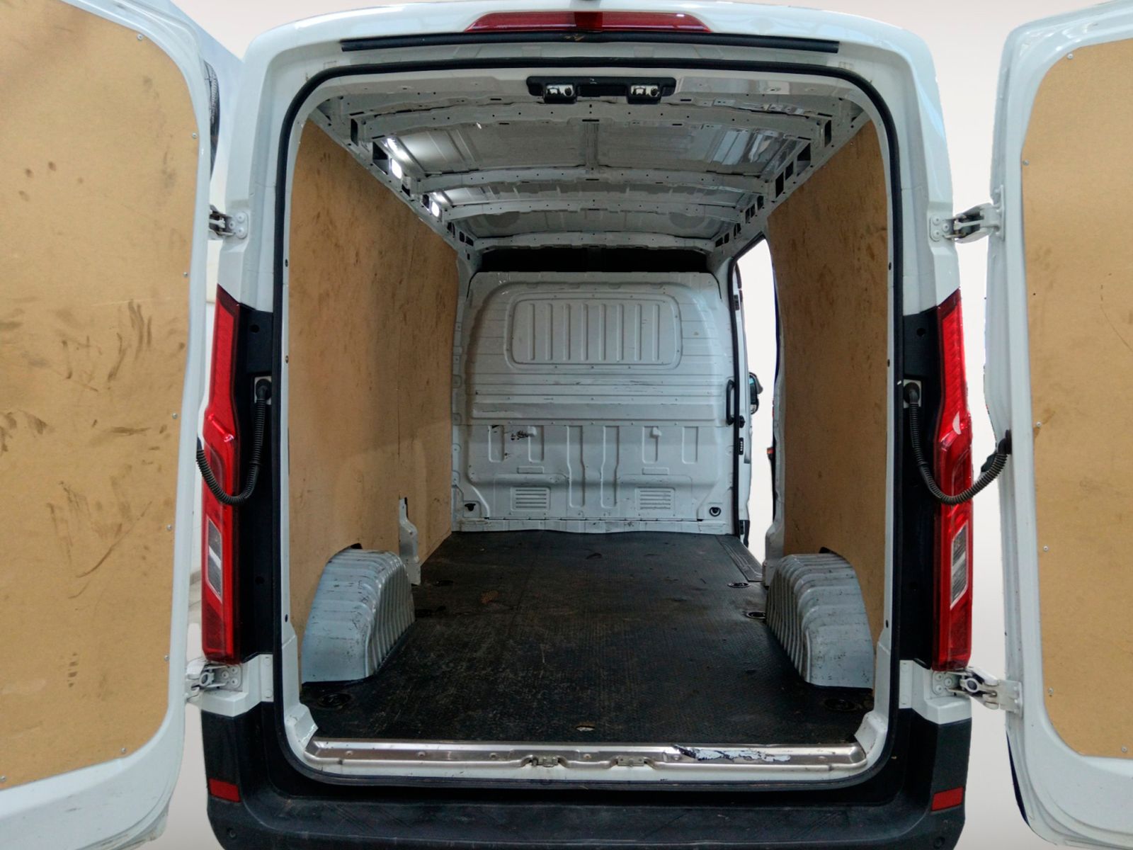 MAXUS Deliver 9 2.0D L3H2 Comfort RWD - foto 14