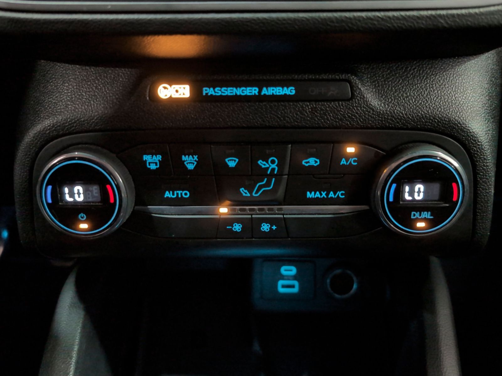 Ford Focus 1.0 EcoBoost MHEV ST-Line - foto 19