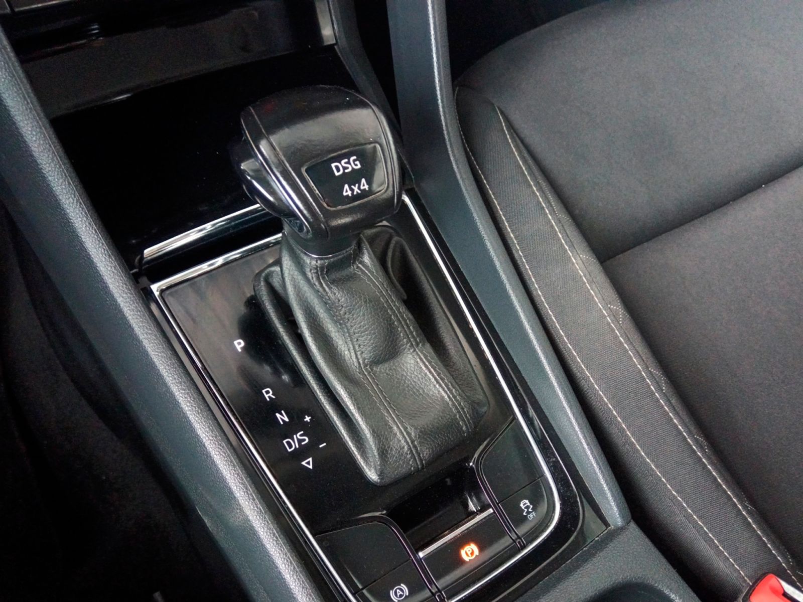 Škoda Karoq 2.0 TDI Ambition 4x4 DSG - foto 15