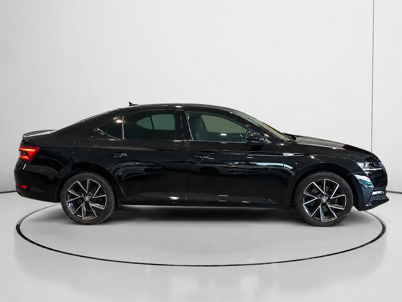 Škoda Superb 1.5 TSI Sportline DSG - foto 2