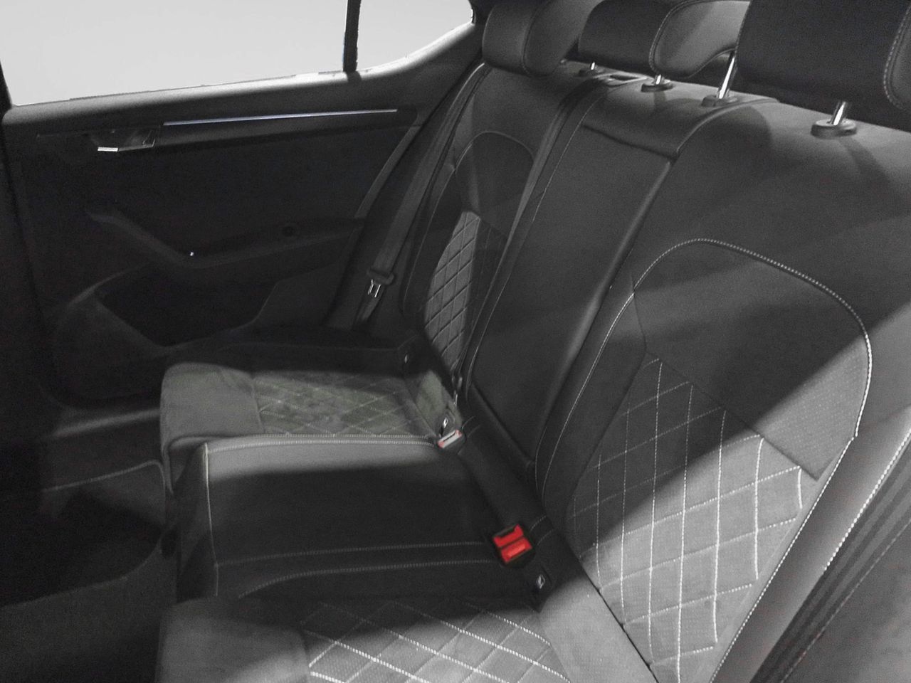 Škoda Superb 1.5 TSI Sportline DSG - foto 11