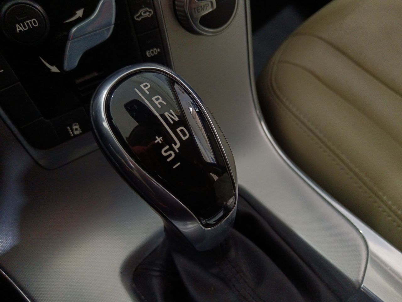 Volvo V60 D4 Momentum - foto 13