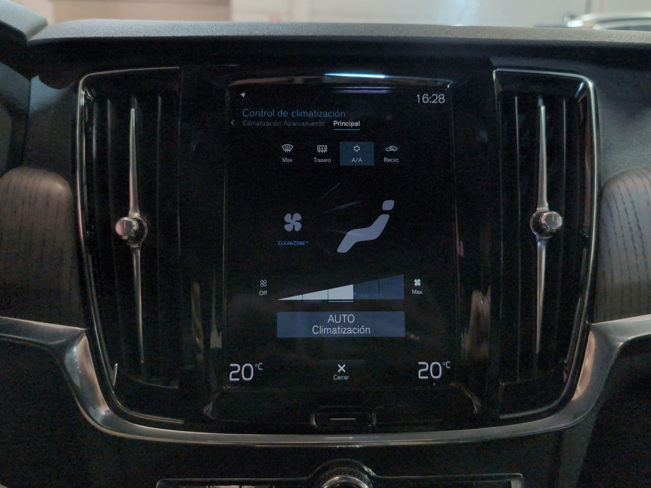 Volvo V90 D4 AWD - foto 20