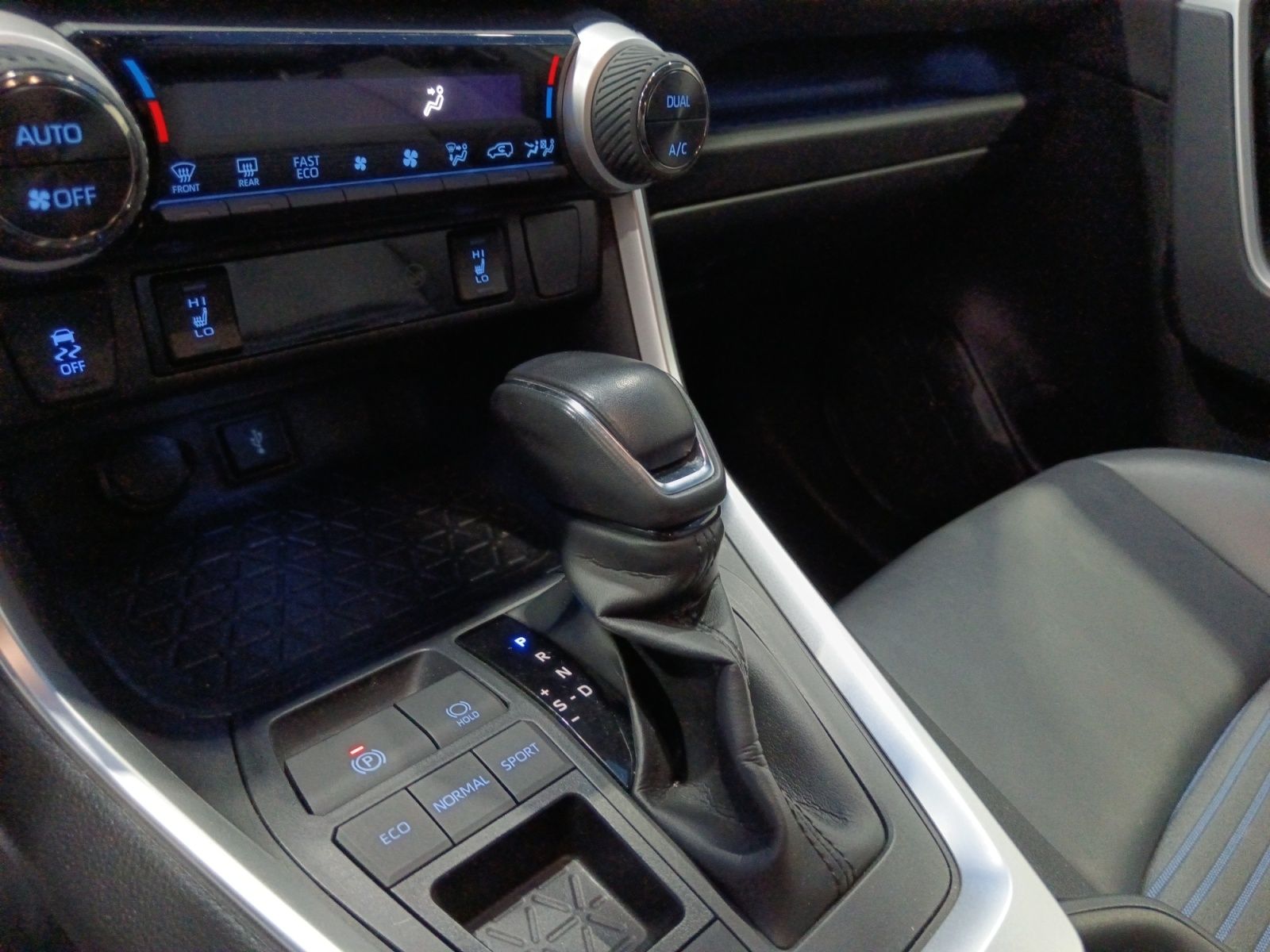 Toyota RAV4 220H Business - foto 14