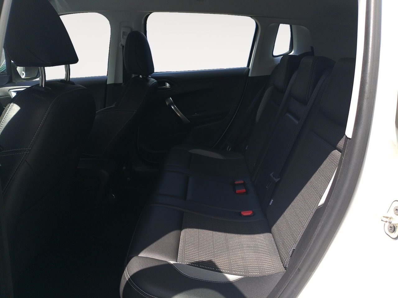 Peugeot 2008 e-HDI 92 Allure - foto 12