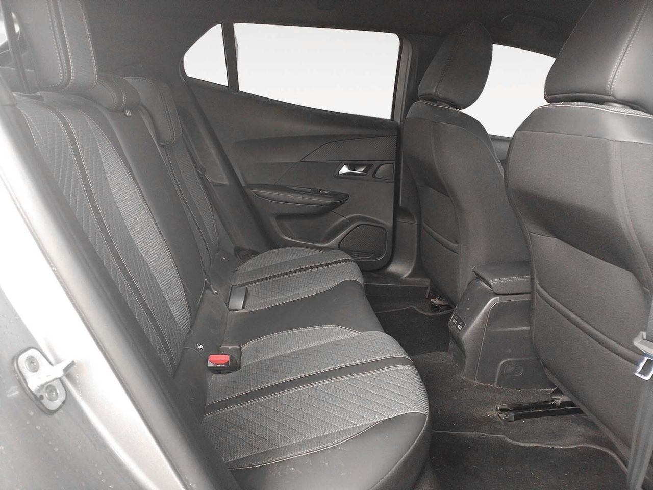 Peugeot 2008 PureTech 130 Allure EAT8 - foto 11