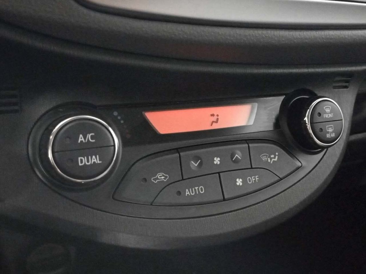 Toyota Yaris 90D City - foto 18