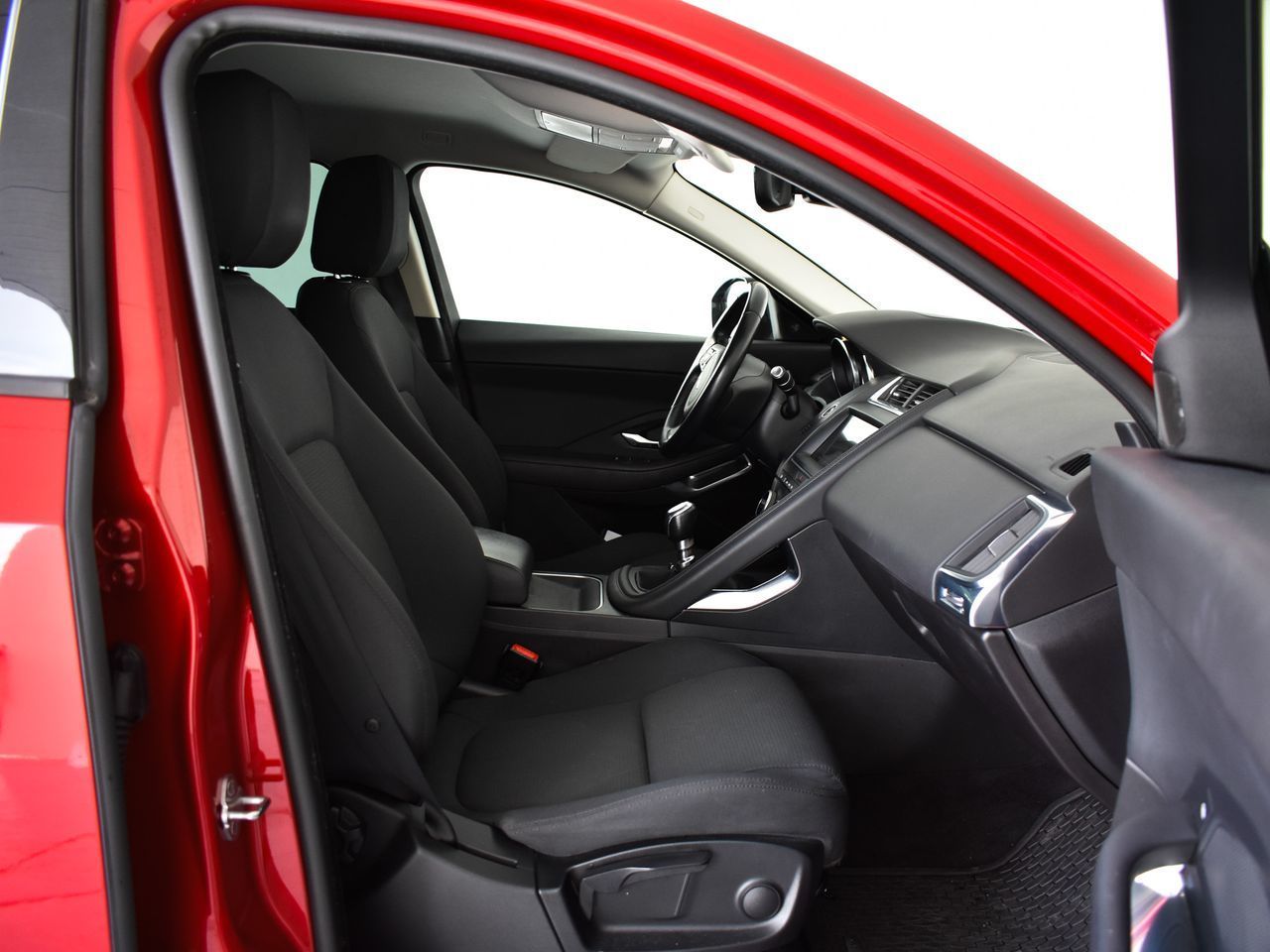 Jaguar E-Pace 2.0D - foto 11