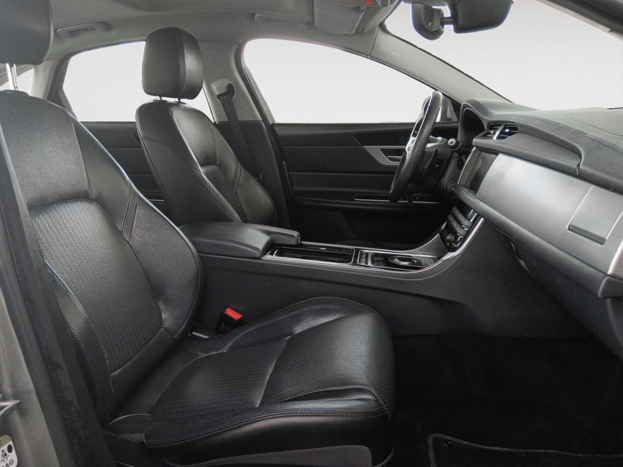 Jaguar XF 2.0D I4 Prestige - foto 11