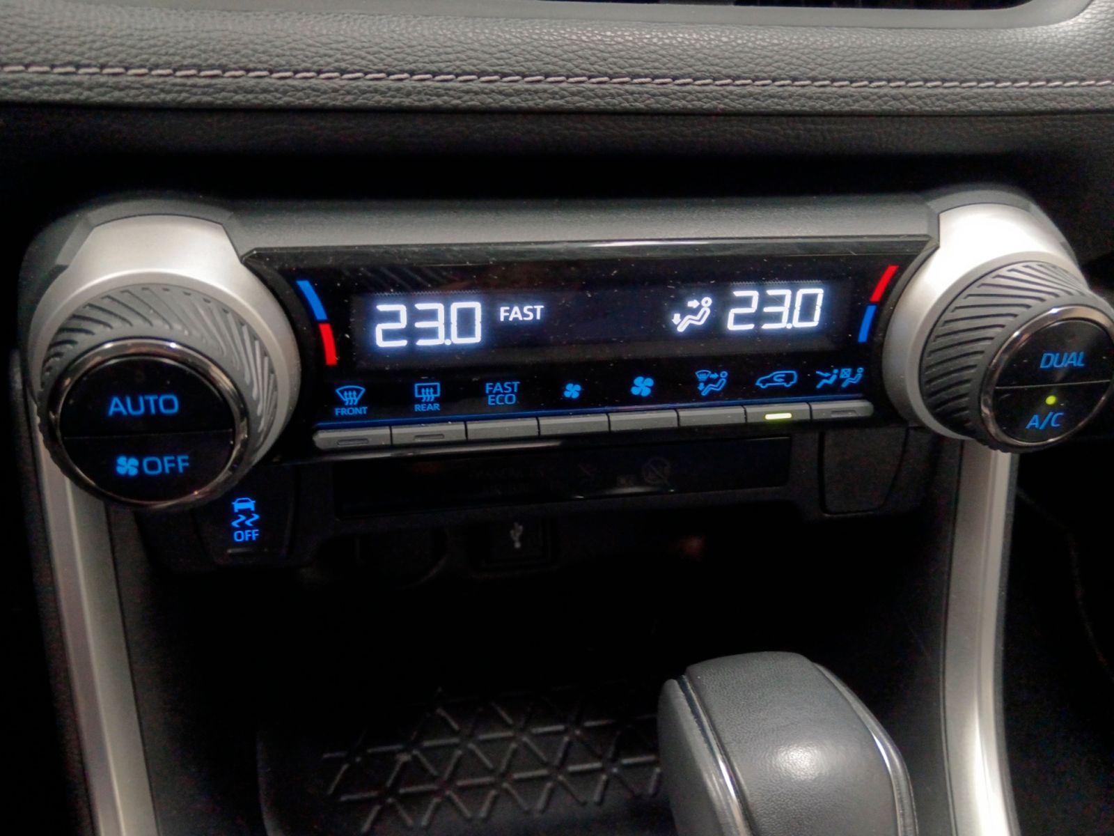 Toyota RAV4 220H Business - foto 20