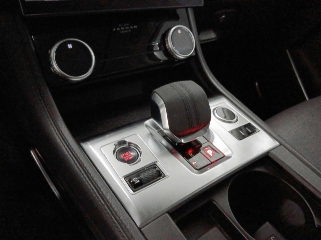 Jaguar F-Pace 2.0D I4 MHEV R-Dynamic SE AWD - foto 15
