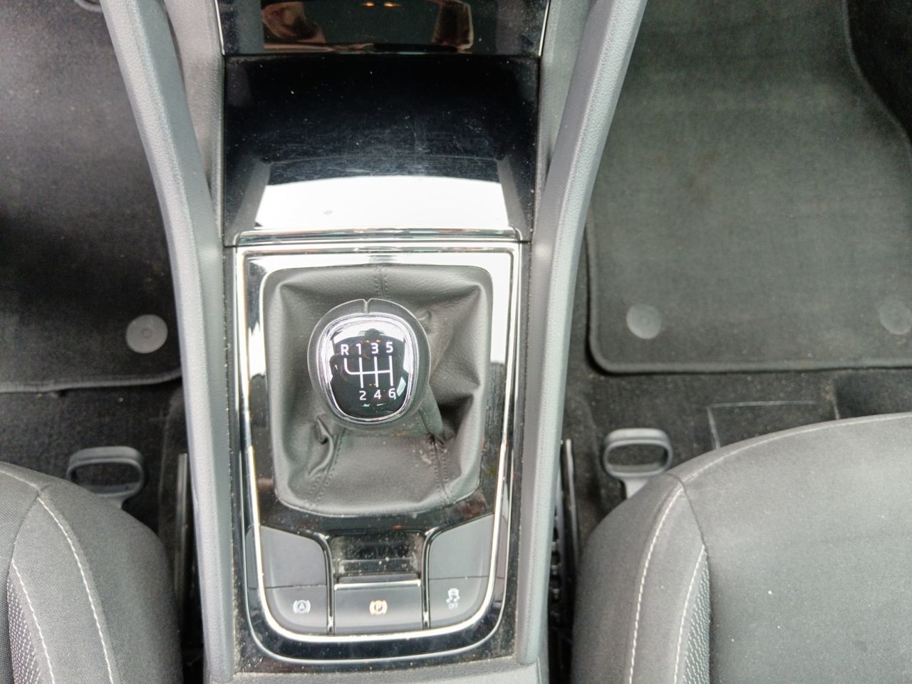 Škoda Karoq 2.0 TDI Selection - foto 12
