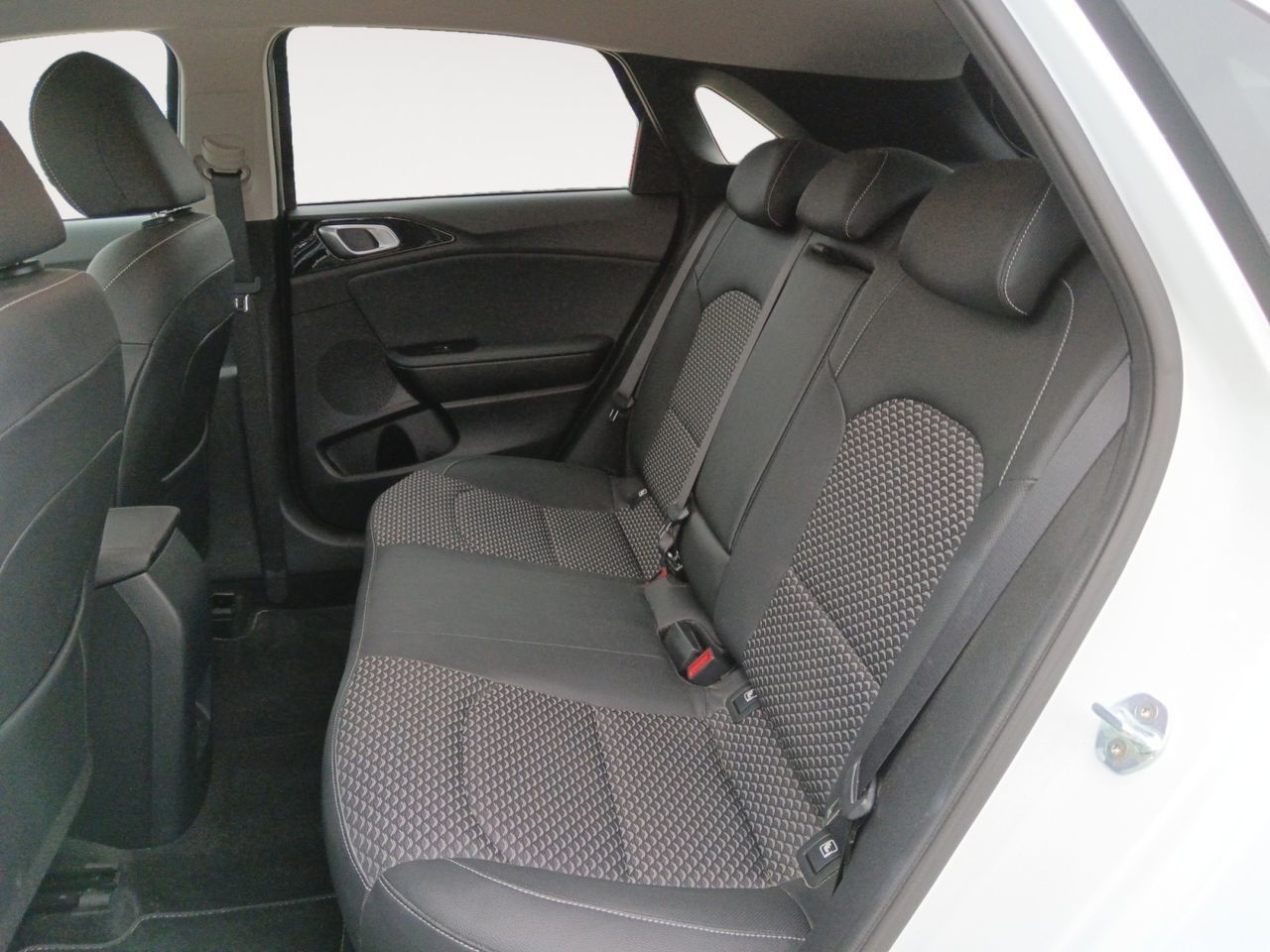 Kia Ceed 1.5 MHEV Tech DCT - foto 9