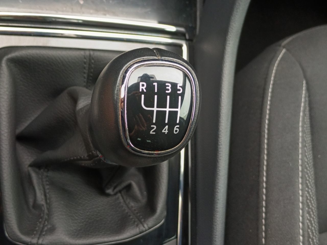 Škoda Karoq 2.0 TDI Selection - foto 12