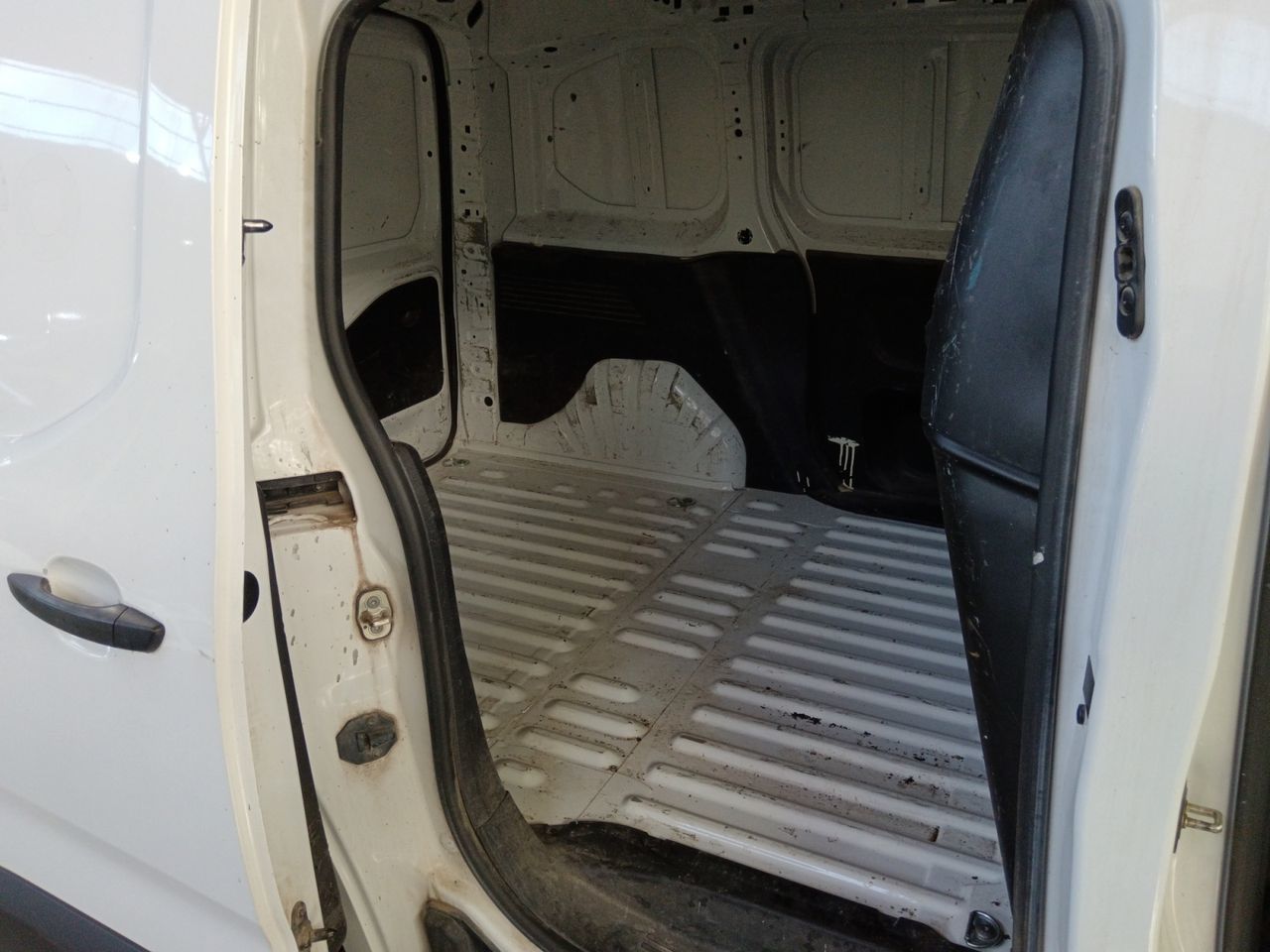 Peugeot Partner Furgon BlueHDi 100 Pro Standard 600kg - foto 11