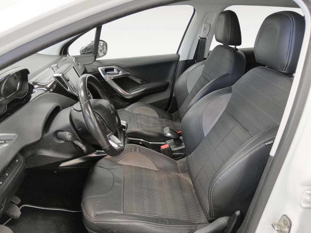 Peugeot 2008 e-HDI 115 Allure - foto 11