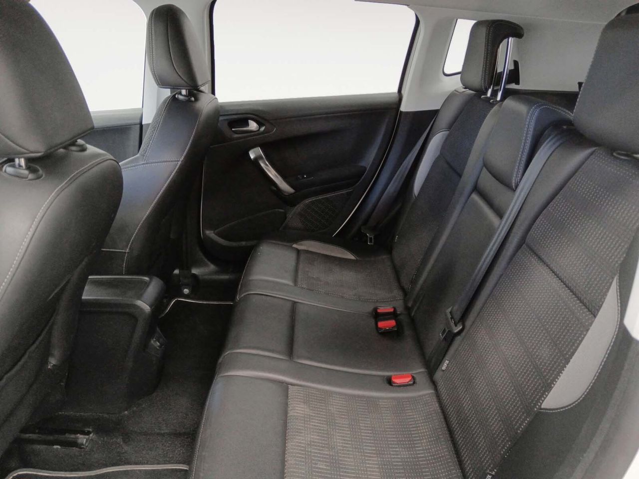Peugeot 2008 e-HDI 115 Allure - foto 12
