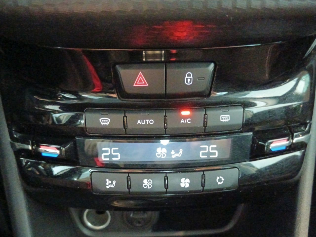 Peugeot 208 1.2L PureTech Allure - foto 19