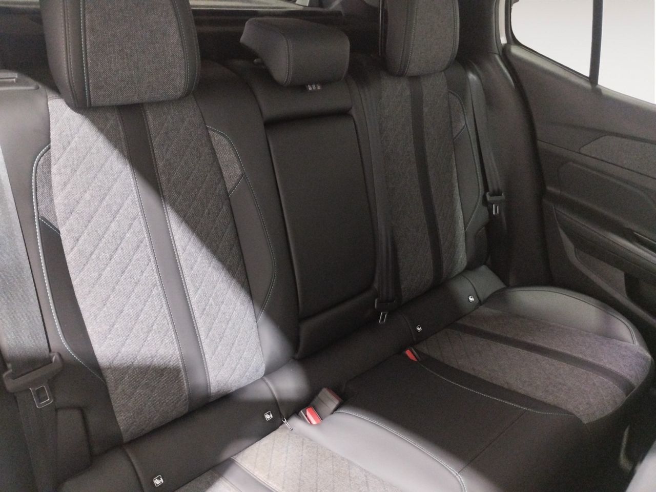 Peugeot 408 PureTech 130 Allure Pack EAT8 - foto 9