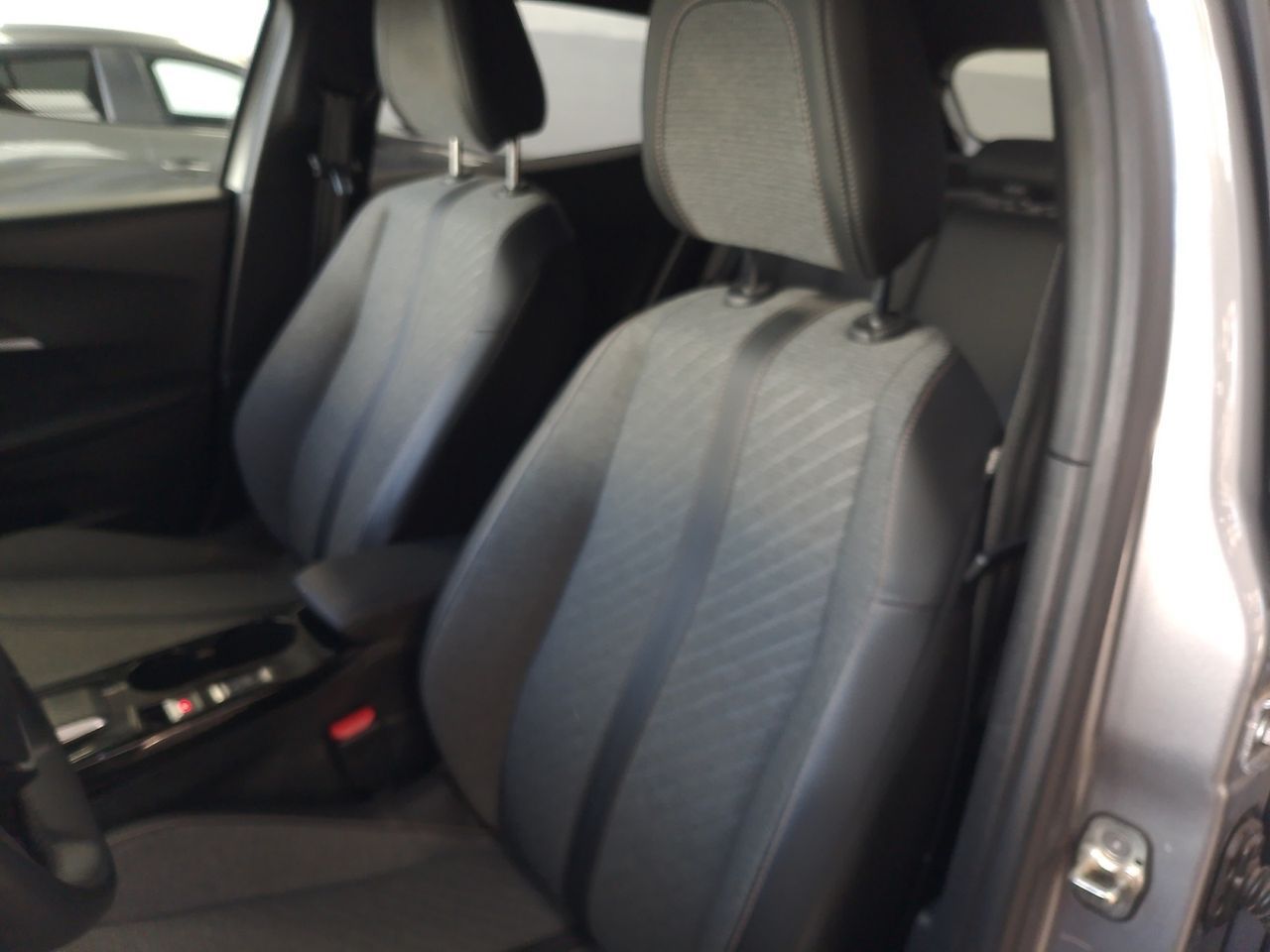 Peugeot 2008 PureTech 130 Allure EAT8 - foto 19