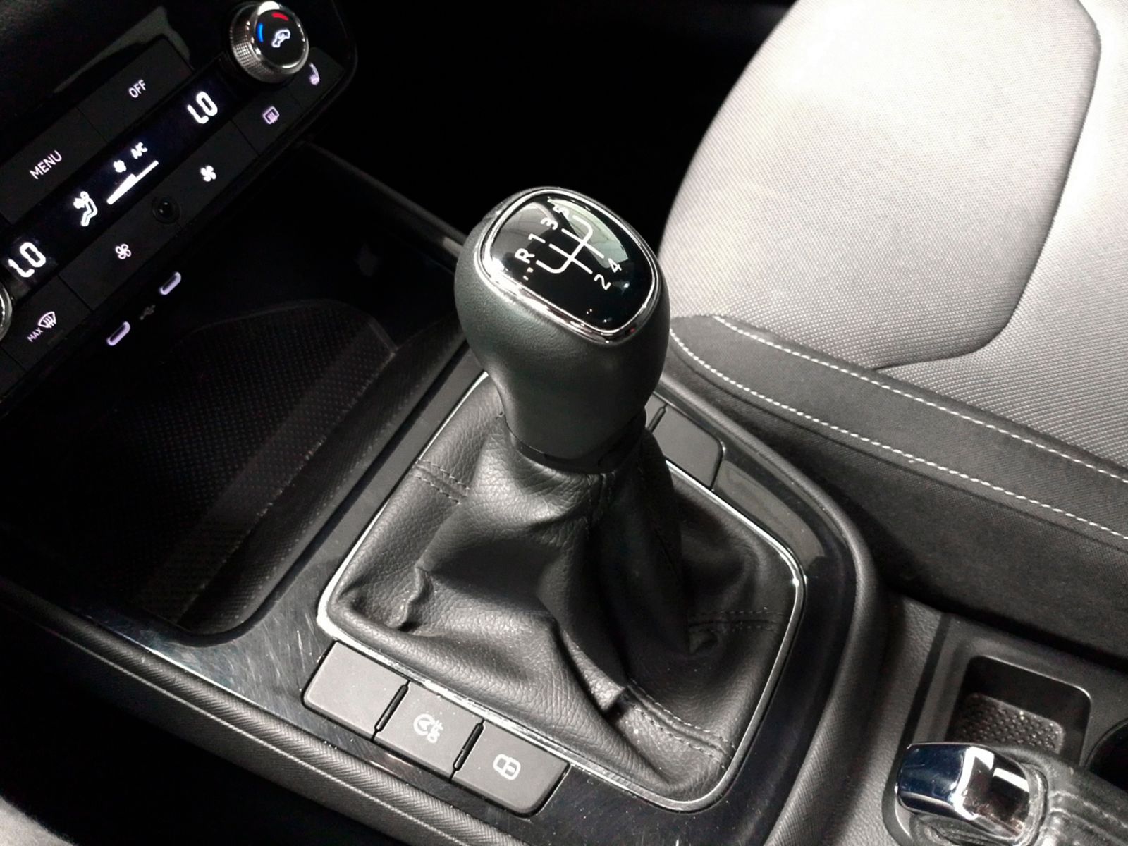 Škoda Fabia 1.0 TSI Selection - foto 15