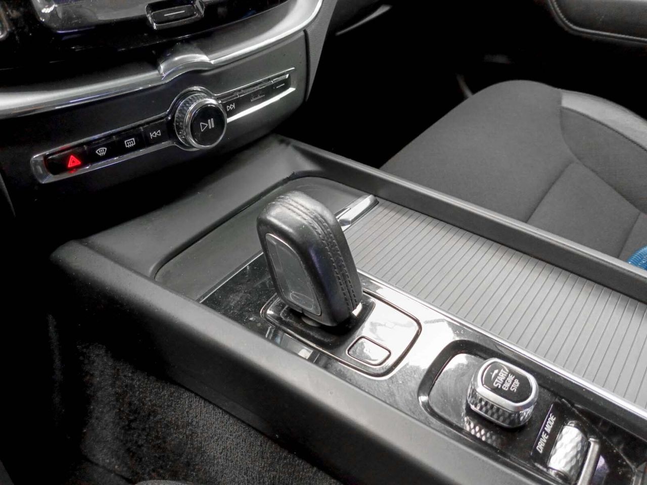 Volvo XC60 B4 D Momentum Pro - foto 14