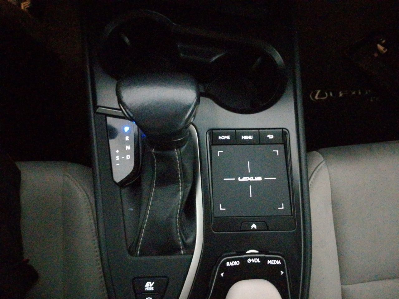 Lexus UX 250h Business 2WD - foto 13