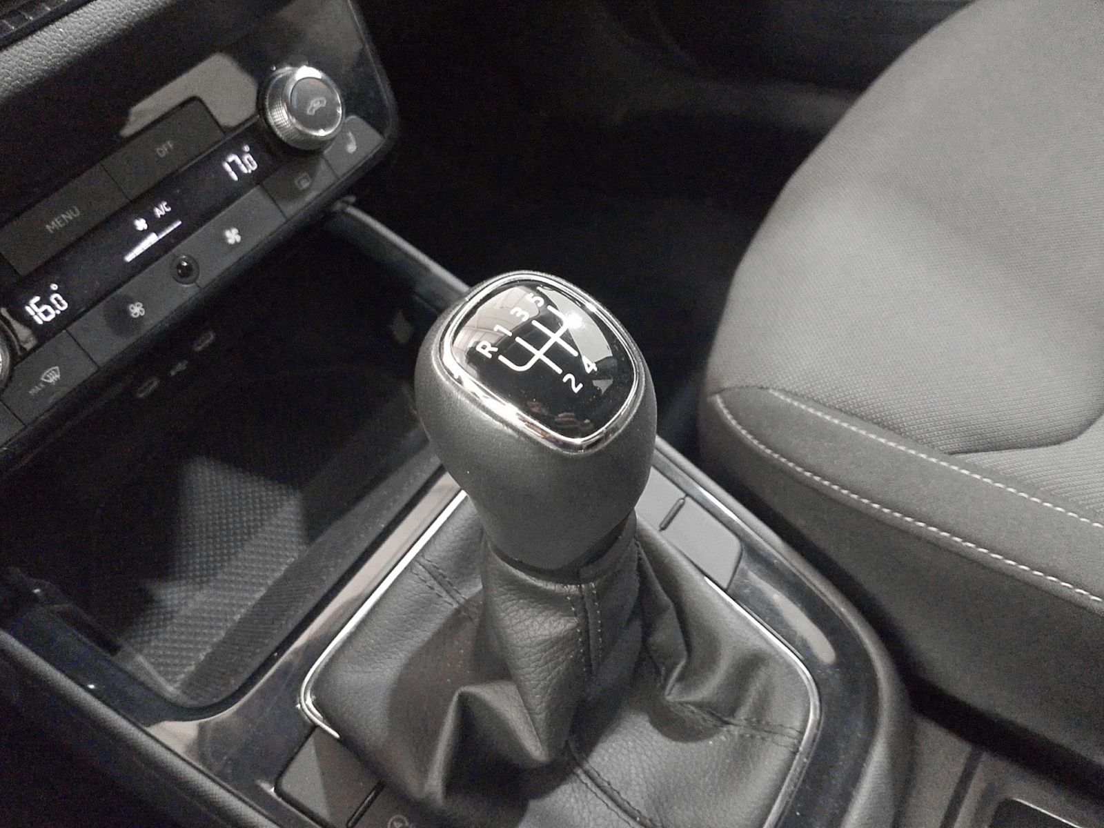 Škoda Fabia 1.0 TSI Selection - foto 14