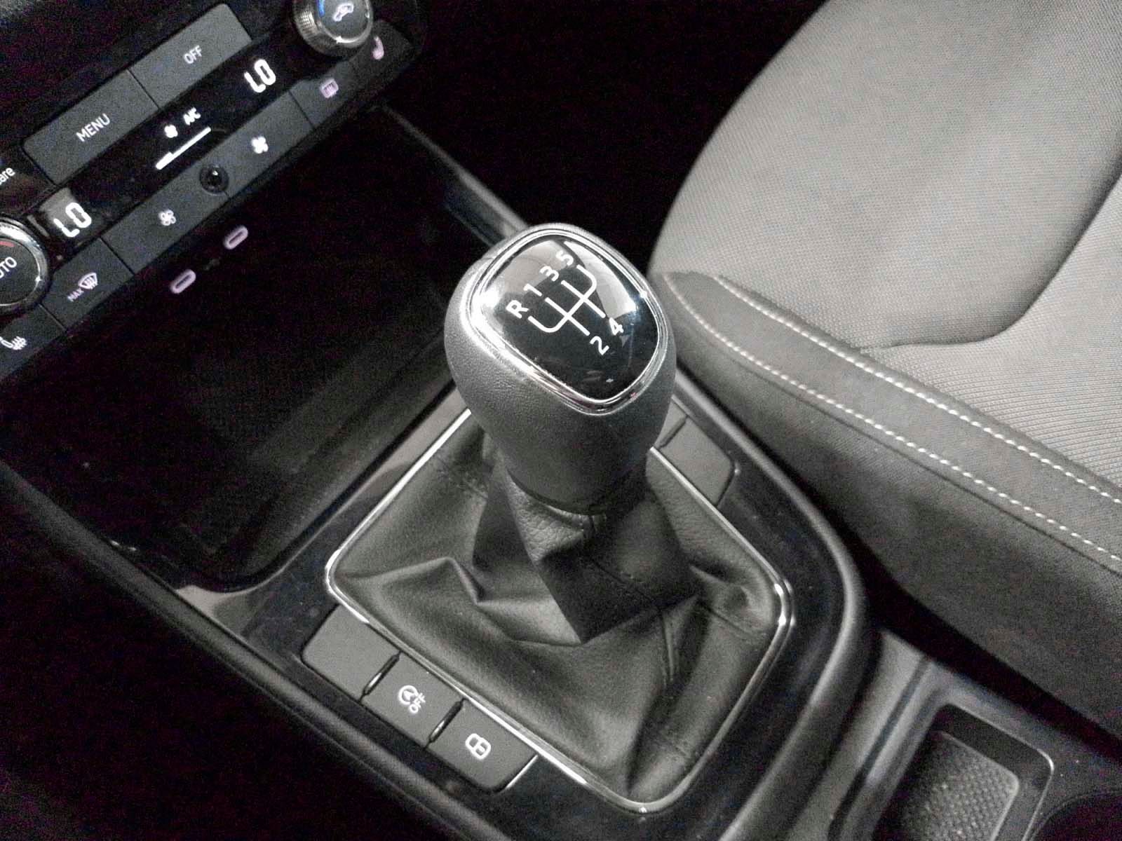 Škoda Fabia 1.0 TSI Selection - foto 14