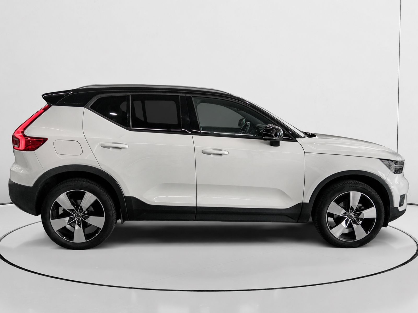 Volvo XC40 T3 Momentum - foto 2