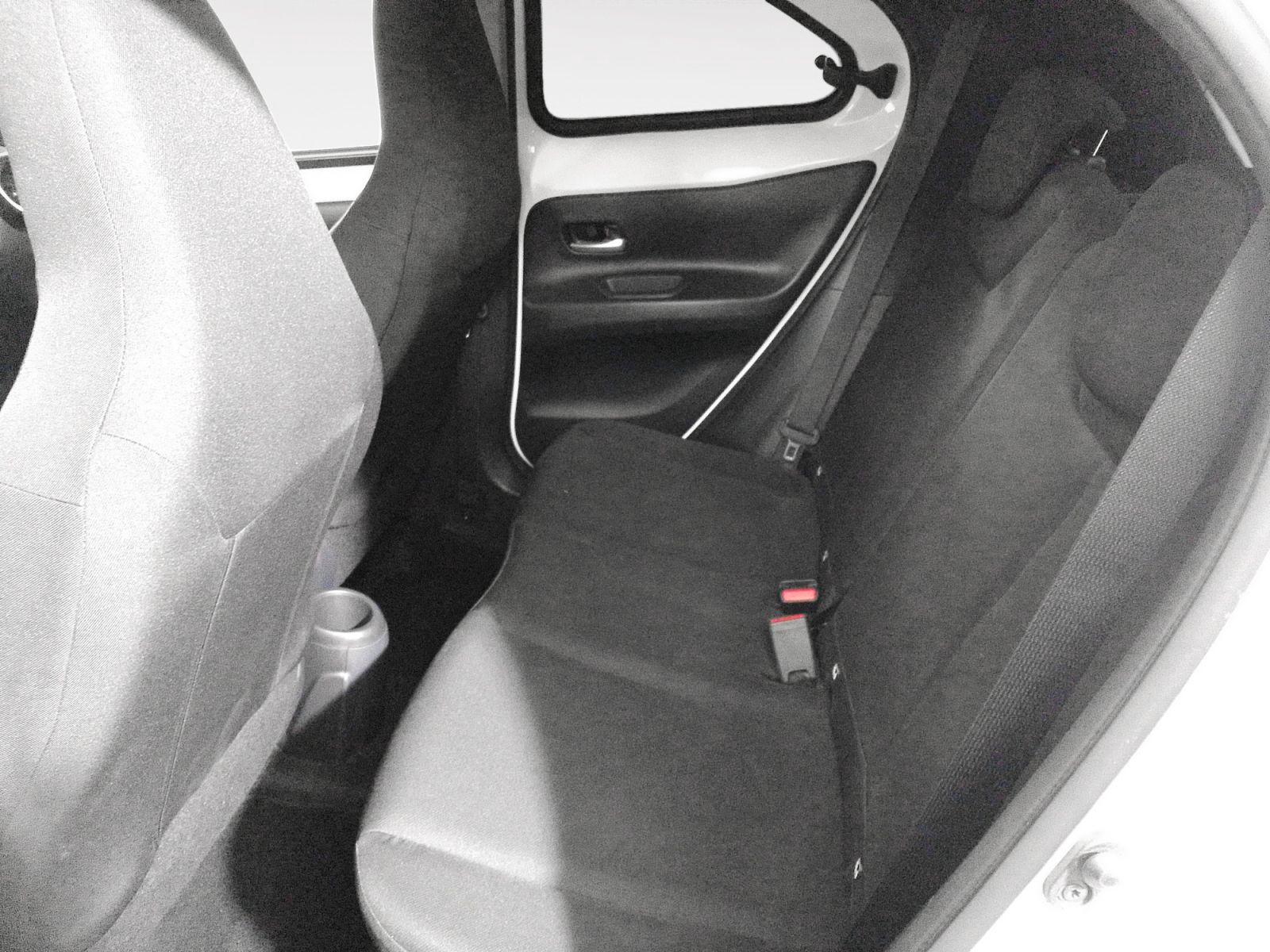 Toyota Aygo X 1.0 VVT-I Undercover CVT - foto 11