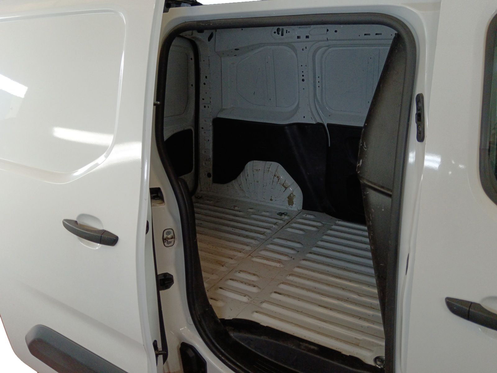 Peugeot Partner Furgon BlueHDi 100 Standard 600kg - foto 11