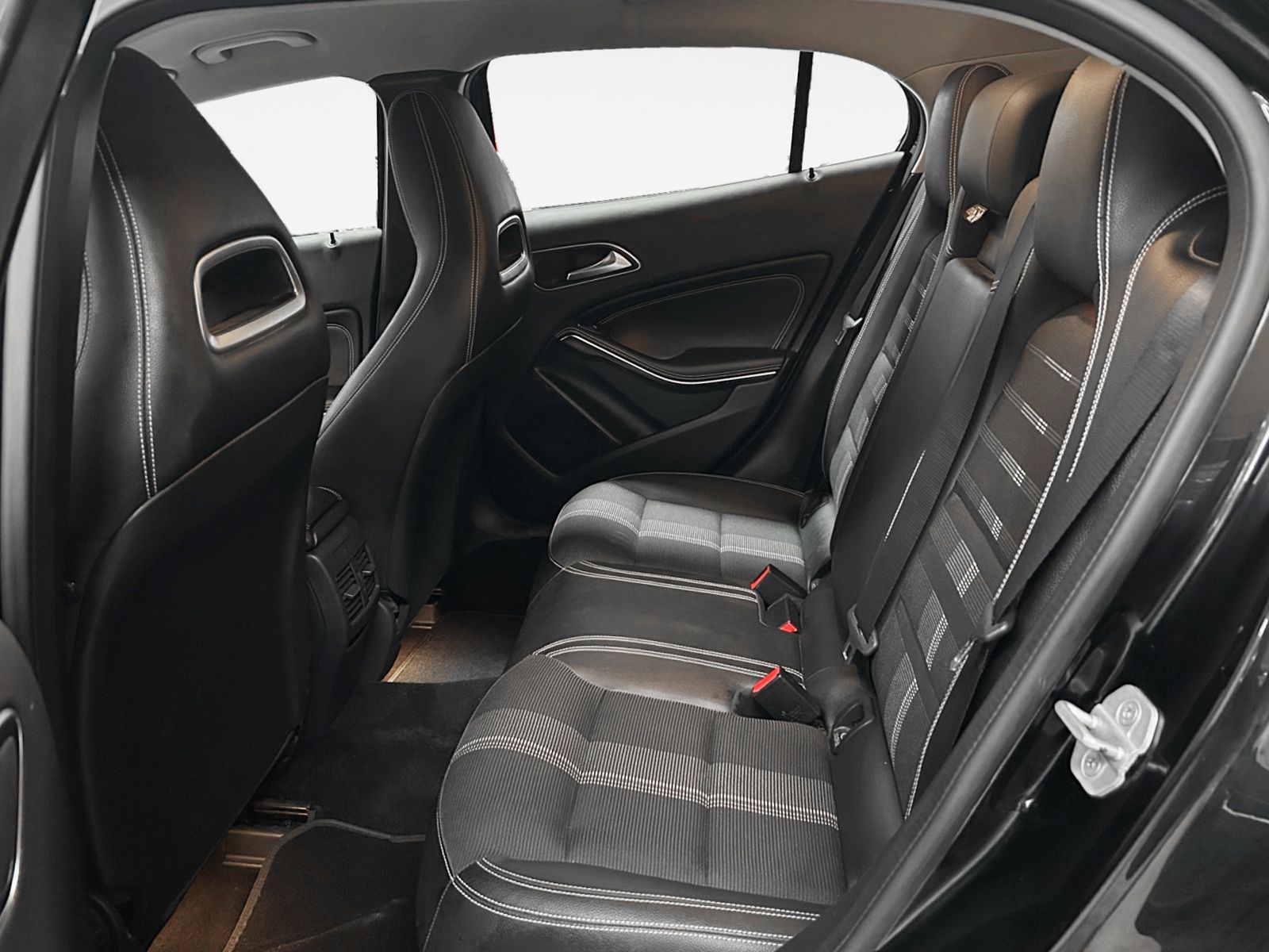 Mercedes-Benz GLA 200 d - foto 12