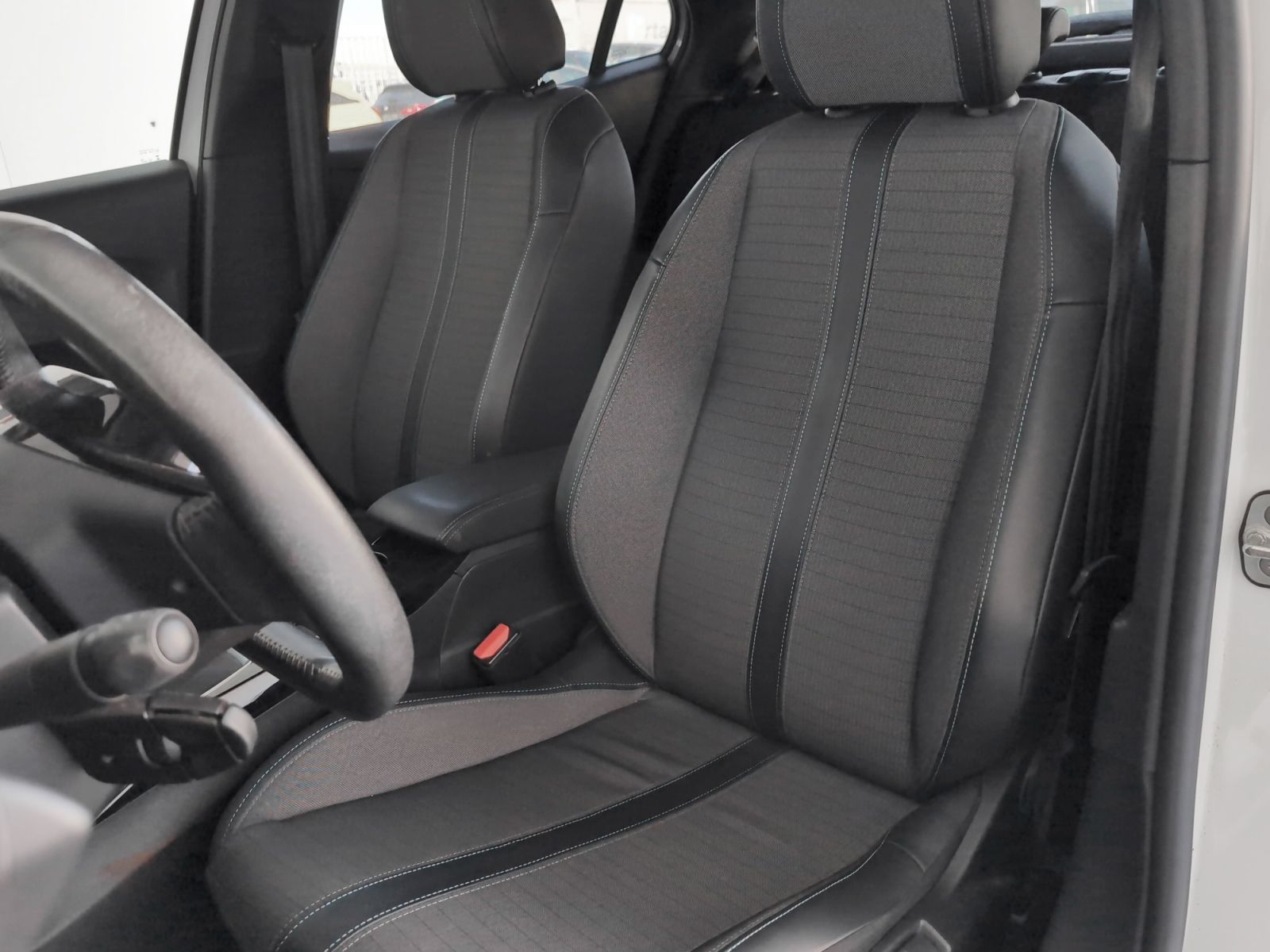 Peugeot 2008 BlueHDi 110 Allure Pack - foto 22
