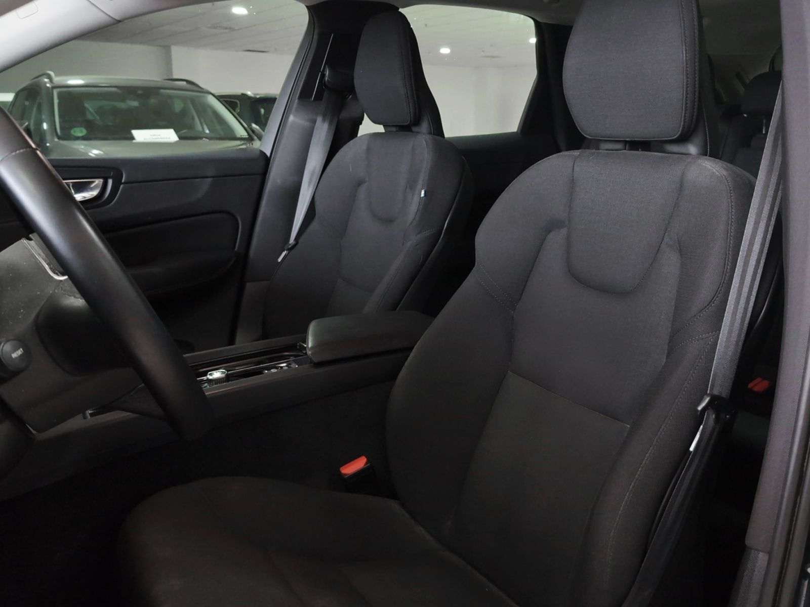 Volvo XC60 B4 D Momentum Pro AWD - foto 24