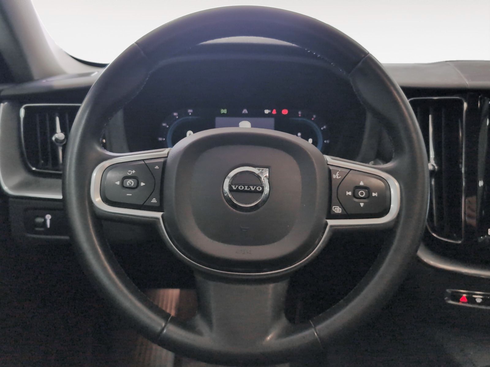 Volvo XC60 B4 D Momentum Pro AWD - foto 10