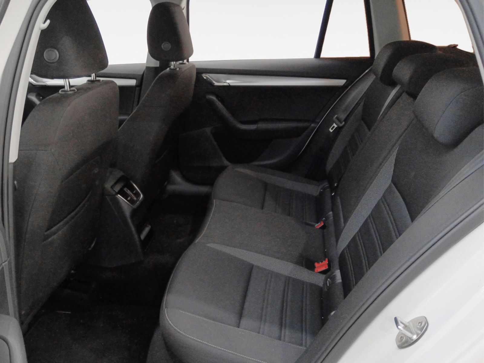 Škoda Octavia 1.6 TDI Ambition - foto 12