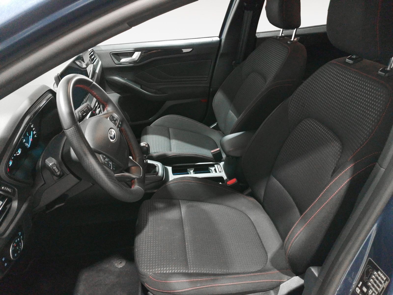 Ford Focus 1.0 EcoBoost MHEV ST-Line - foto 11