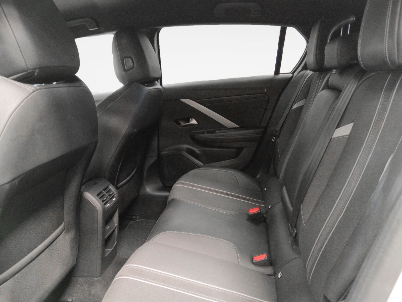 Opel Astra 1.2 Turbo XHT GS - foto 11
