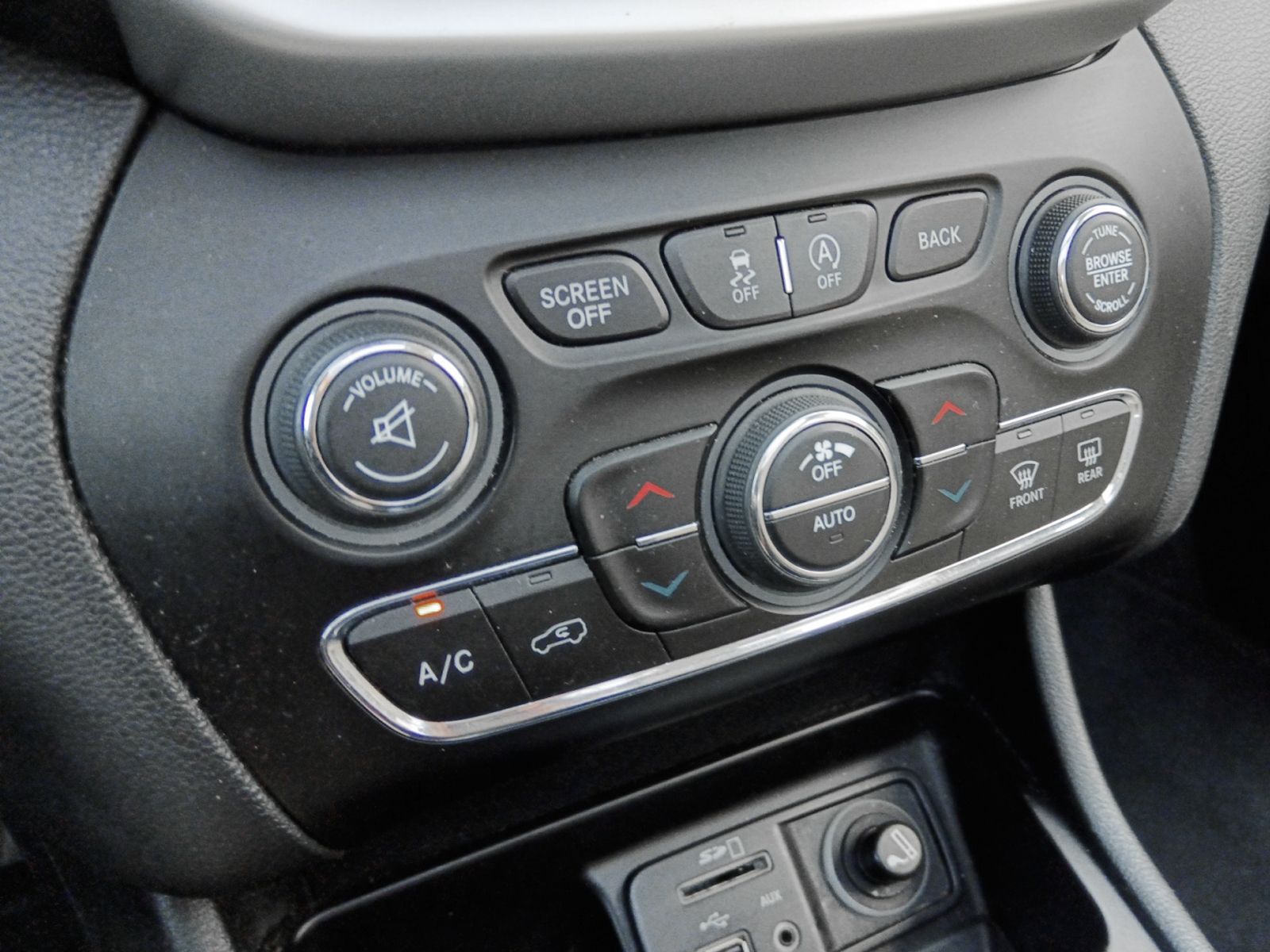 Jeep Cherokee 2.0 CRD Business Plus 4x2 - foto 23