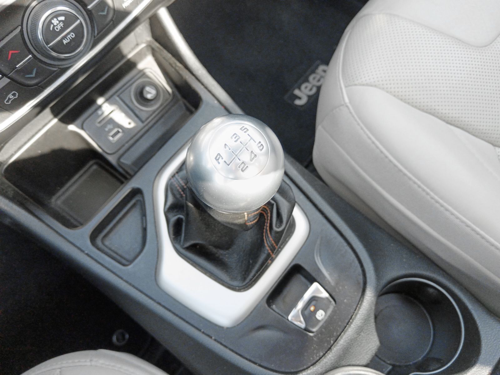 Jeep Cherokee 2.0 CRD Business Plus 4x2 - foto 16