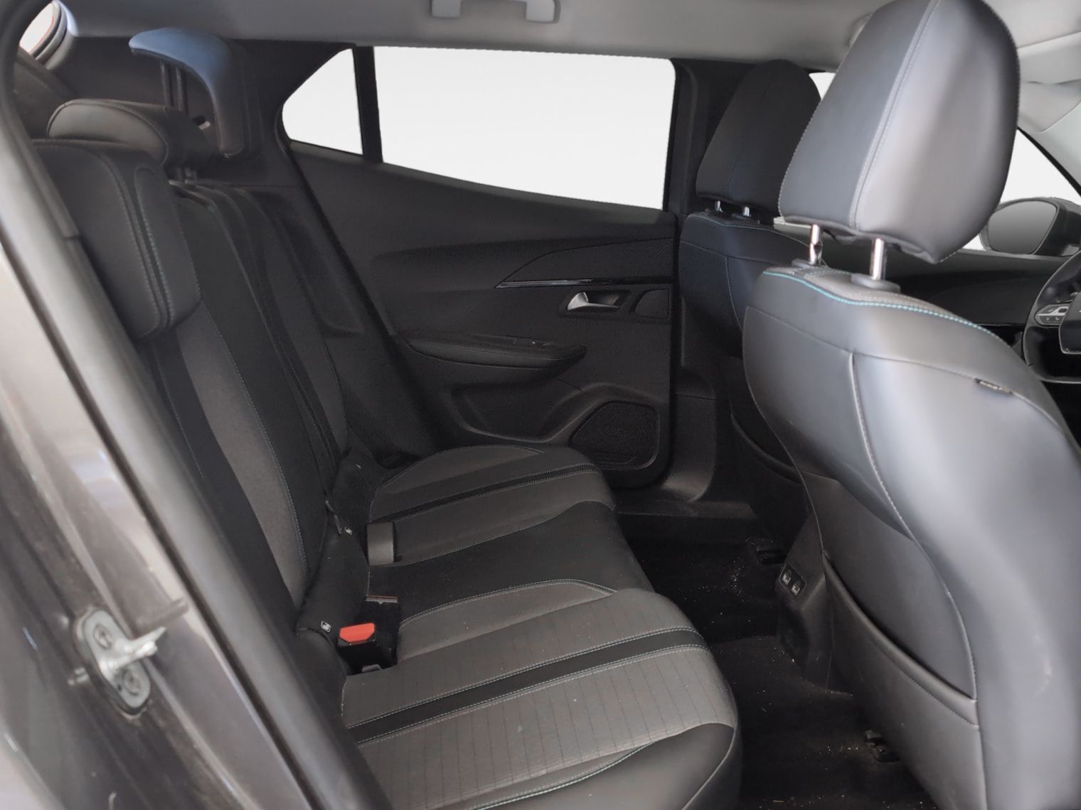 Peugeot 2008 PureTech 130 Allure EAT8 - foto 12