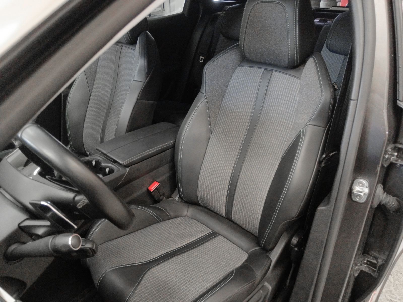 Peugeot 3008 Hybrid 225 Allure e-EAT8 - foto 23
