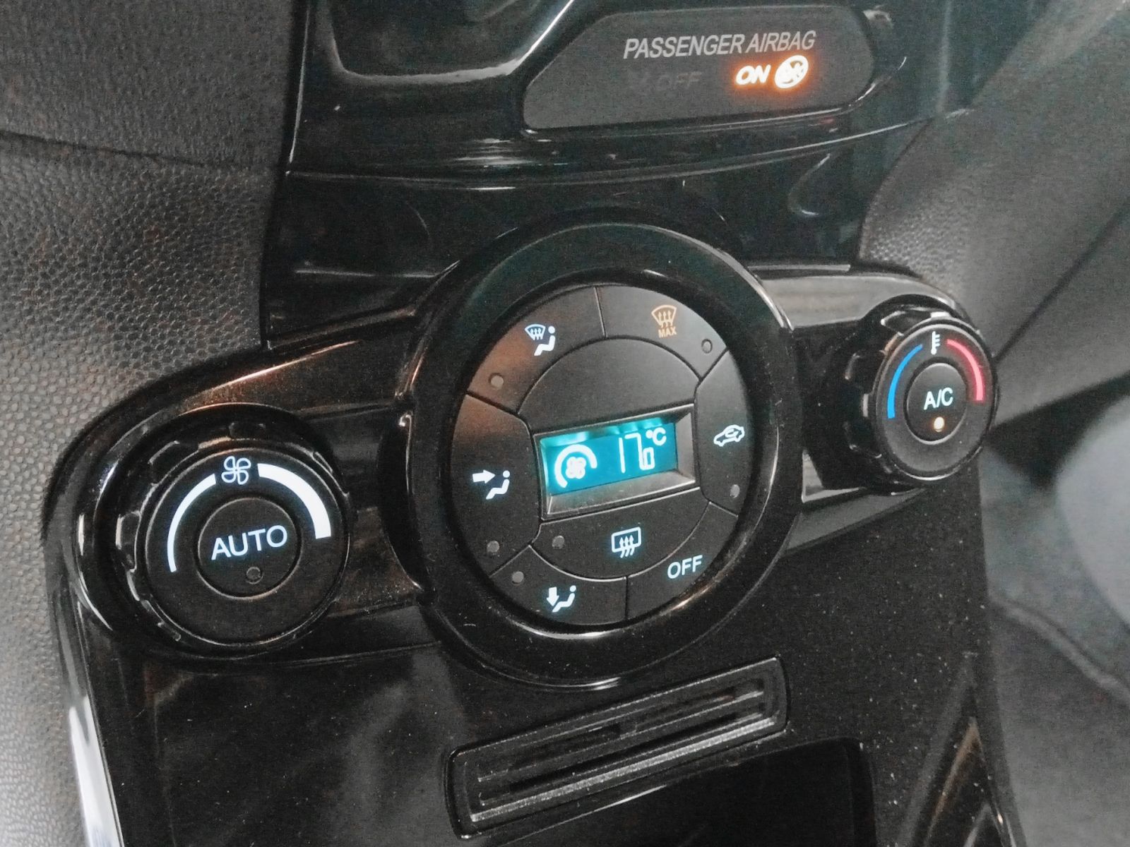 Ford Fiesta 1.0 EcoBoost Titanium - foto 21