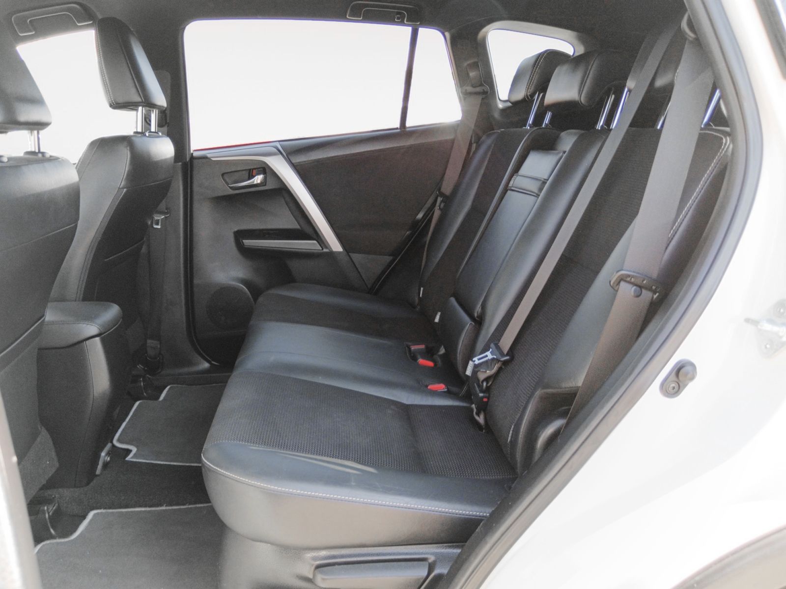 Toyota RAV4 2.5l hybrid Advance 2WD - foto 12