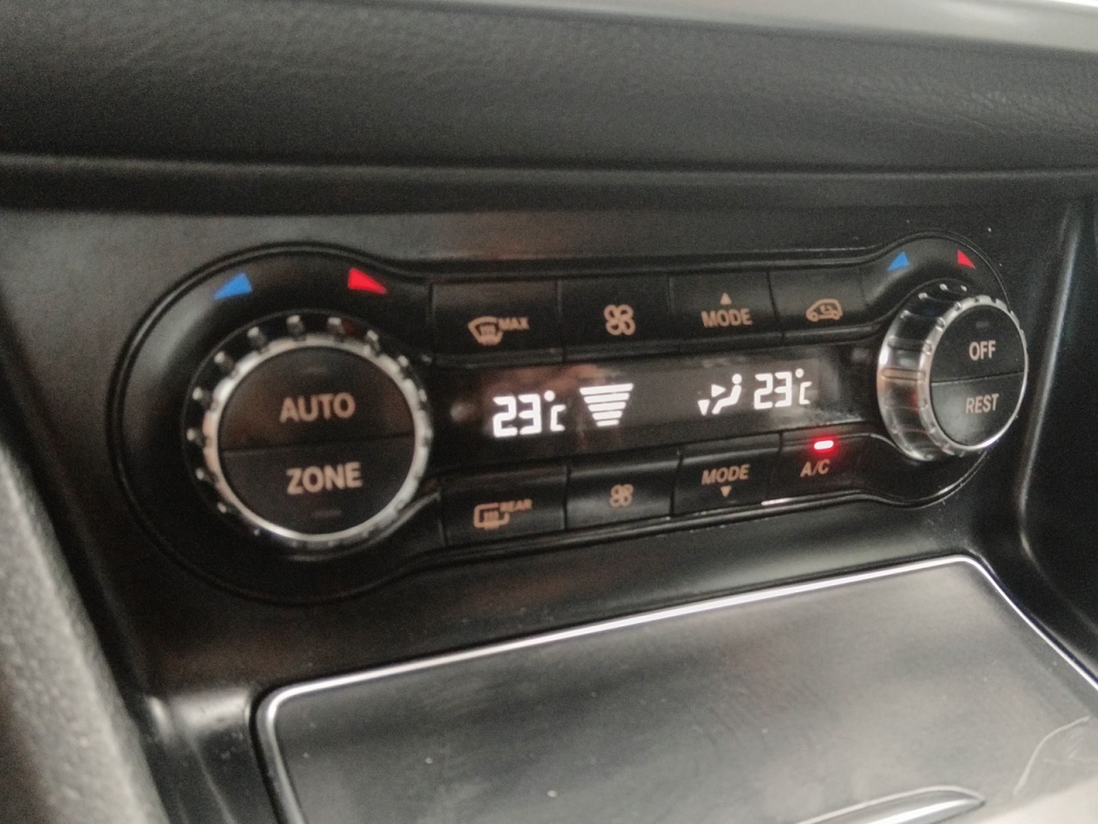 Mercedes-Benz GLA 200 d - foto 22