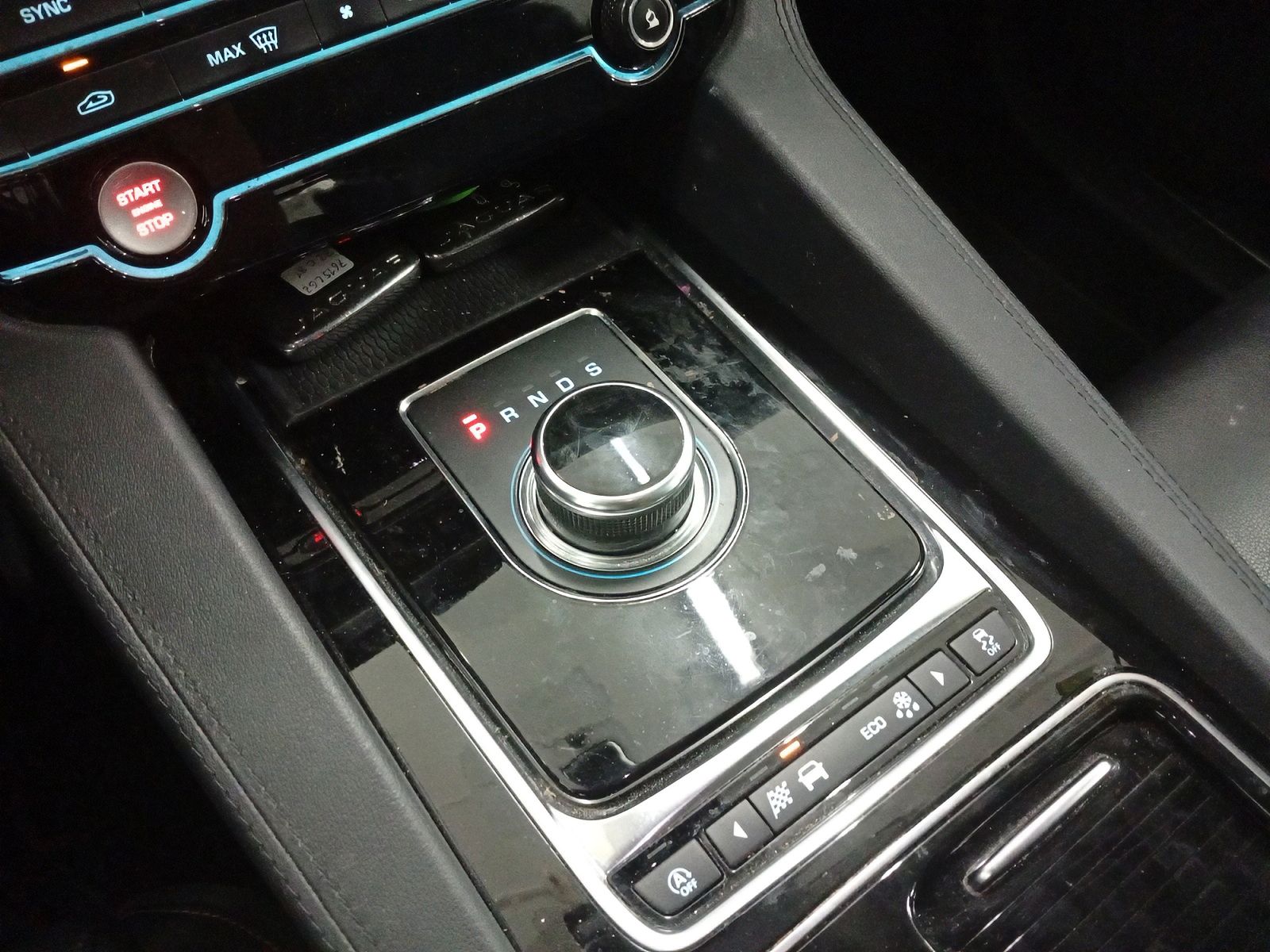 Jaguar F-Pace 2.0L i4D Prestige AWD - foto 14